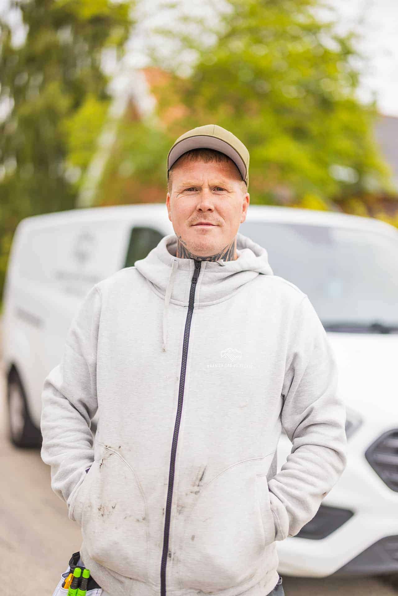 Mød blikkenslageren fra Branick Tag og Facade foran firmabilen