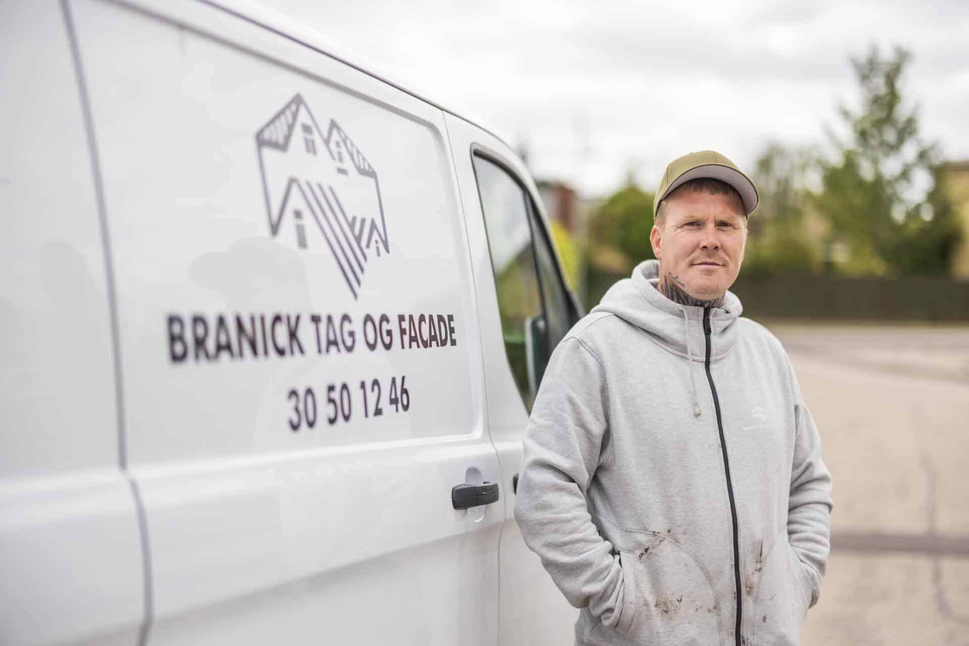 Kenneth Branick Petersen fra Branick Tag og Facade ved firmaets hvide varebil